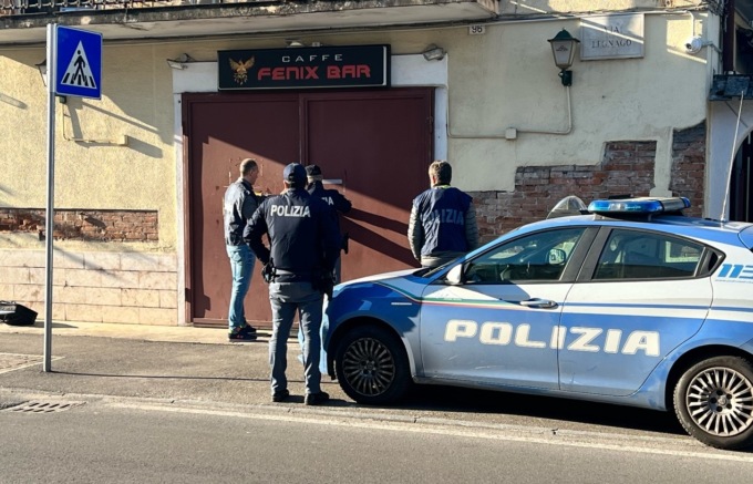 Botte da orbi nel bar di via Legnago: locale chiuso dalla Polizia