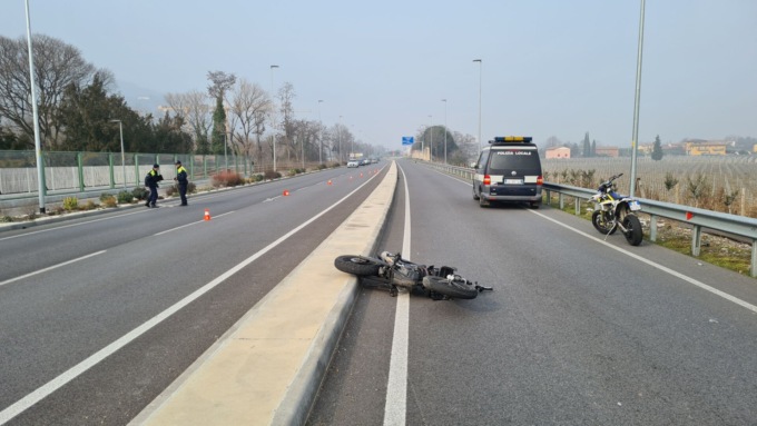 Esce da scuola e si schianta con l’Aprilia: morto uno studente di 18 anni