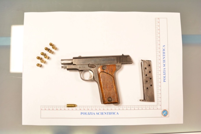 Vuole soldi per lavori mai effettuati: latitante (condannato ma a spasso) si presenta dalla vittima con la pistola carica e… un cagnolino