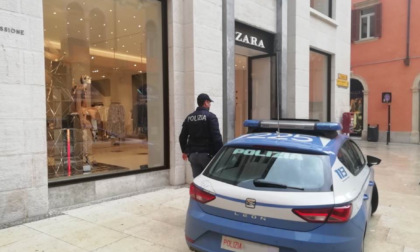 Clandestino "fashion" entra da Zara, ruba 300 euro di vestiti e poi colpisce il vigilante con due pugni