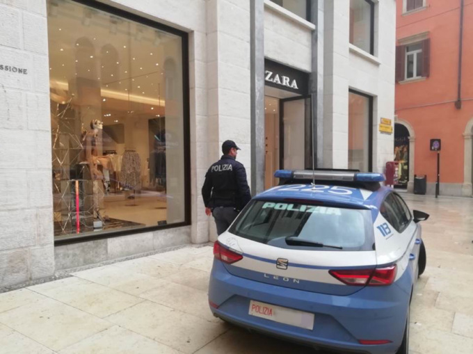 Clandestino “fashion” entra da Zara, ruba 300 euro di vestiti e poi colpisce il vigilante con due pugni