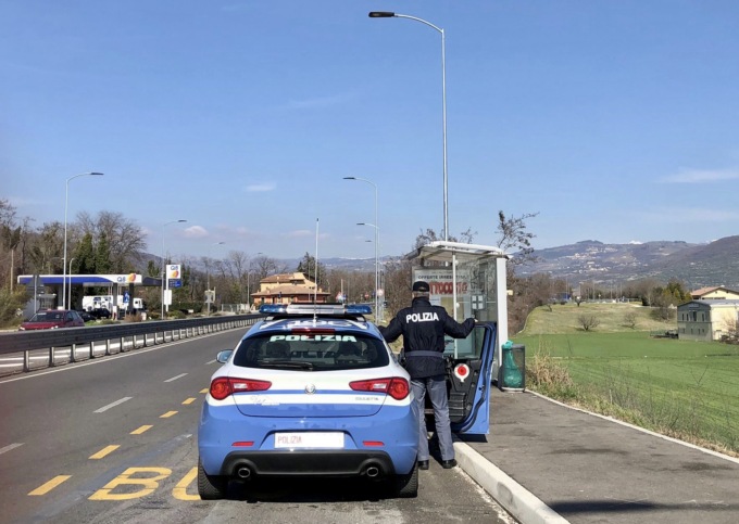 Prendono un minorenne alle spalle, lo minacciano con il coltello e poi gli rubano una… scarpa