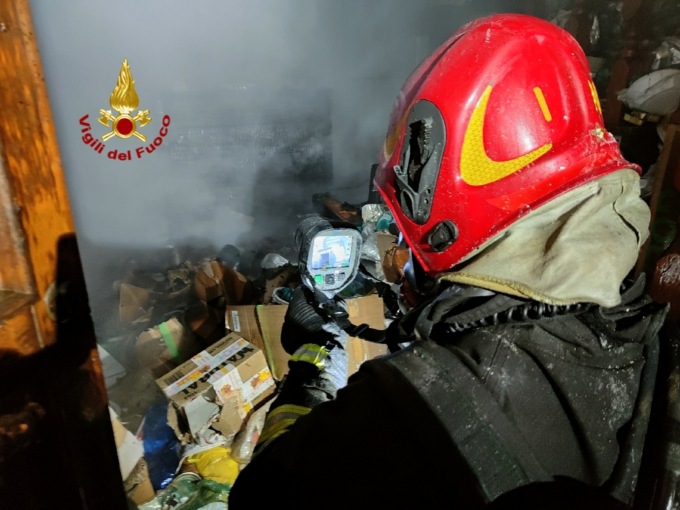 Prima il fumo poi l’inferno di fuoco: si teme la tragedia ma la padrona di casa è viva grazie… alla toilette