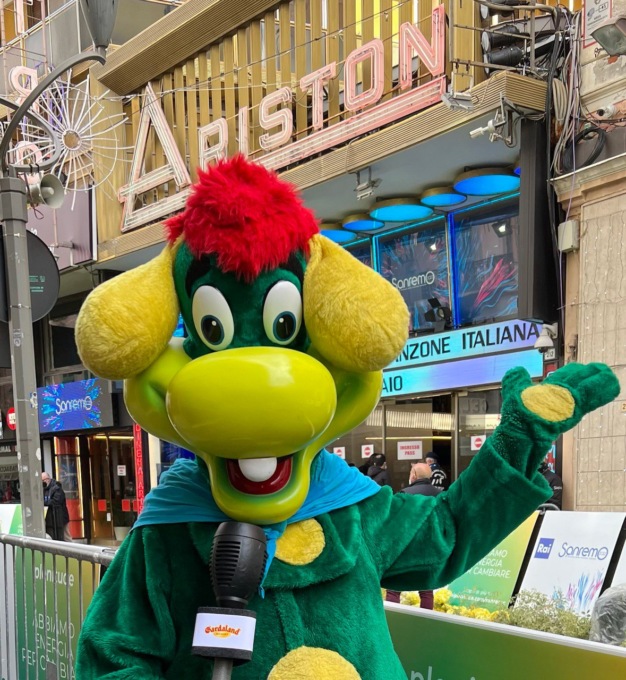 Sanremo 2023, la mascotte di Gardaland Prezzemolo torna al Festival (con l’orchestra itinerante)