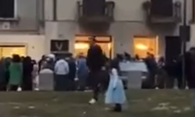 “Faccetta nera” sotto il comune durante la festa di Carnevale