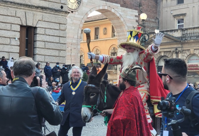 Venardì Gnocolar, tutto pronto per il Carnevale a Verona: guida il Papà del Gnoco in groppa al “musso”