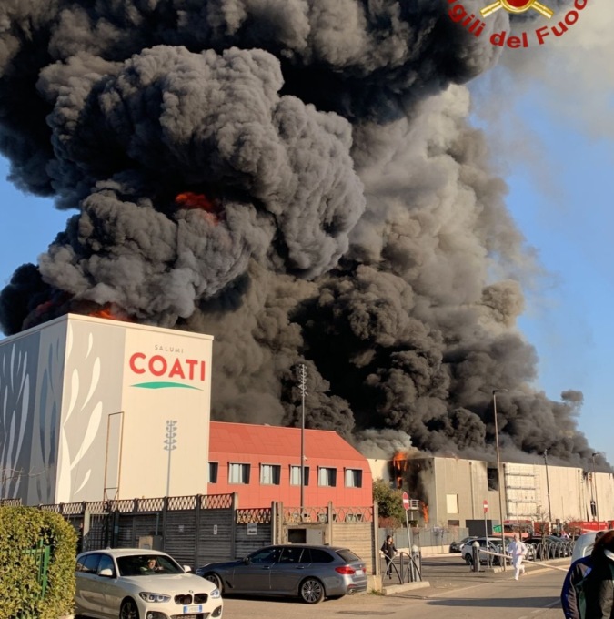 Valpolicella, incendio nel capannone del salumificio a Negrar: una persona gravissima