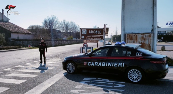 “Stanno svuotando il supermercato! Chiamate la sorveglianza”: ma la ladra è proprio l’addetta alla vigilanza