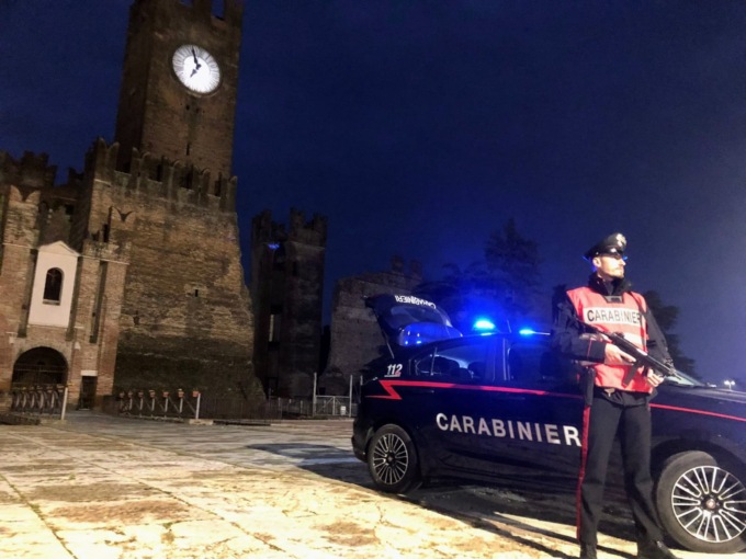 50enne marocchino “tradito” da un movimento repentino… dalle tasche spuntano 100 grammi di droga