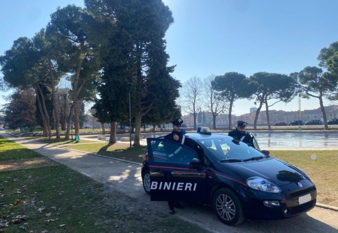 “Mano lesta” e la banda del portafogli: il predatore di carte di credito semina il panico (ma poi è tradito dall’ingordigia)