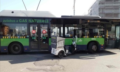 Verona, tremendo schianto tra un mezzo di Poste e l'autobus Atv: portalettere 28enne gravissima