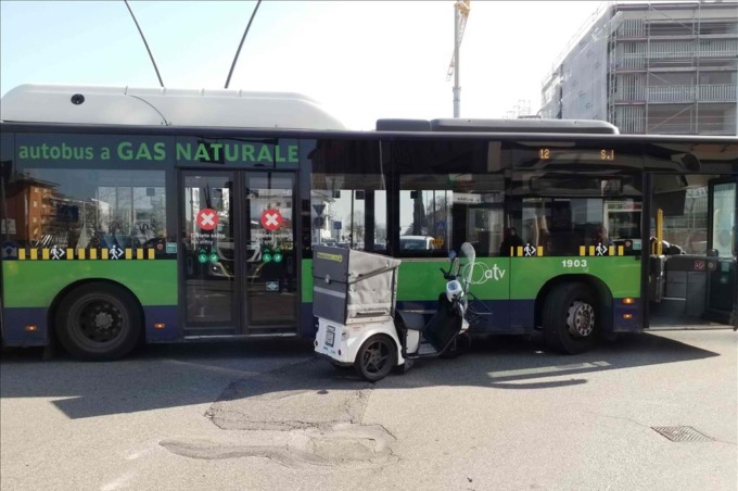 Verona, tremendo schianto tra un mezzo di Poste e l’autobus Atv: portalettere 28enne gravissima