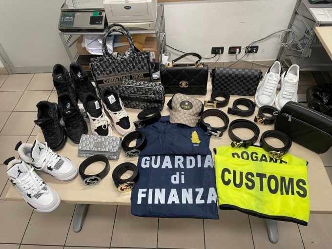 Aeroporto Catullo Verona: da Tirana arriva un “bastimento” carico, carico di…tarocchi di ogni tipo