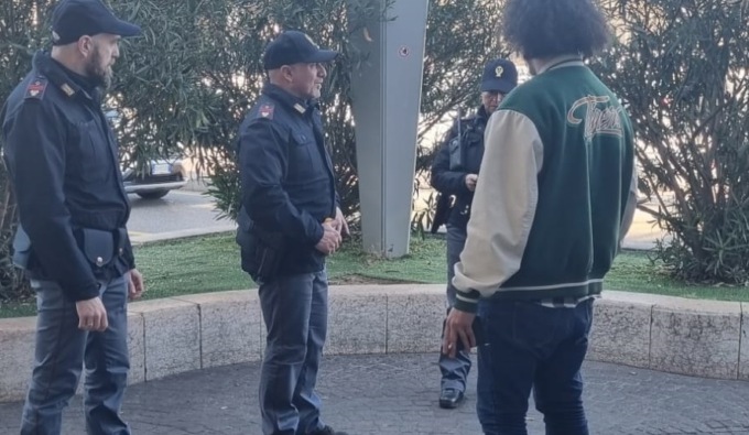 Faceva il “palo” in stazione e destava sospetti: e infatti il marocchino vendeva droga (ai ragazzini)