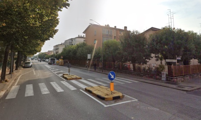 Sono ubriache e iniziano a litigare, poi spunta il coltello: una donna in fin di vita con l’addome lacerato