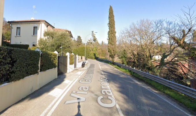 La sbandata improvvisa e poi lo scontro violento contro il guard-rail: tre giovani feriti, uno è grave
