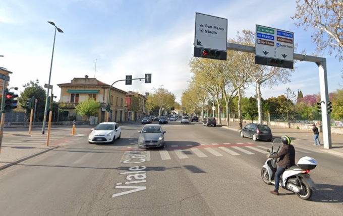 Travolta da un’auto mentre attraversa la strada sulle strisce pedonali