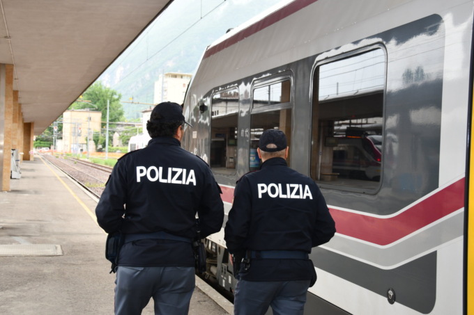Droga nascosta di fianco ai binari in Porta Nuova: beccati due giovani pusher marocchini