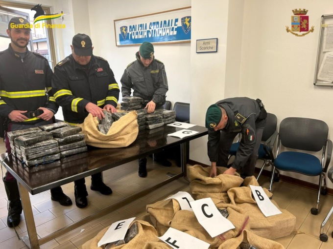 Furgone sospetto in marcia lungo l’autostrada A4: all’interno c’erano due quintali di cocaina