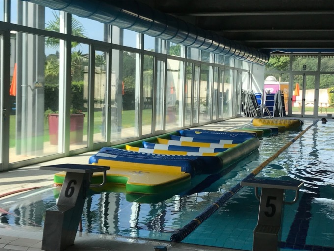 25 persone intossicate da agenti chimici nella piscina comunale: coinvolti anche 9 bimbi