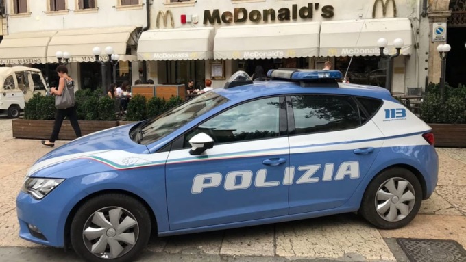Spruzzano spray al peperoncino nel fast food: in quattro si sentono male e scattano i soccorsi
