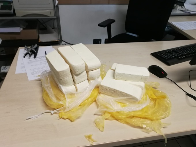 Alimenti marci e putrescenti nei bagagli: disinnescata una “bomba” batteriologica al Catullo