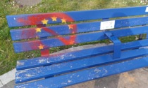 Vandalizzata la panchina che celebra l'Europa in piazza Arsenale