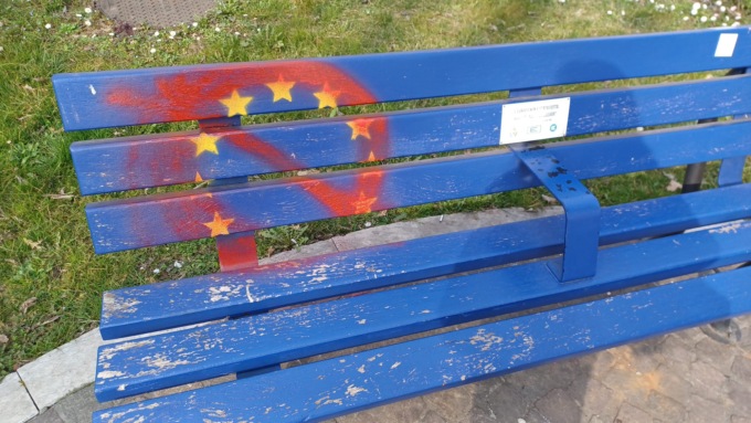 Vandalizzata la panchina che celebra l’Europa in piazza Arsenale