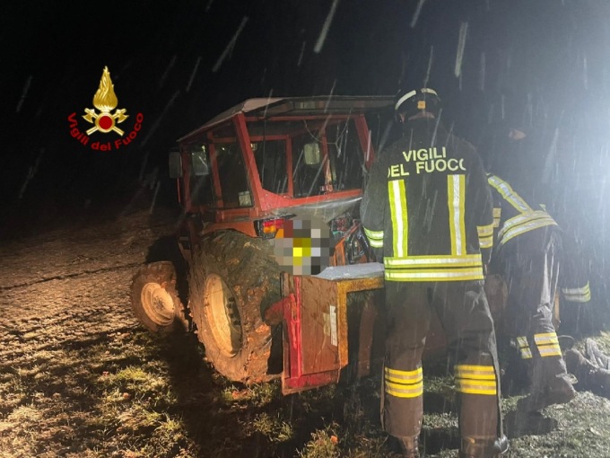 Resta incastrato tra la ruota del trattore e un utensile: le foto del tragico incidente a Bosco Chiesanuova