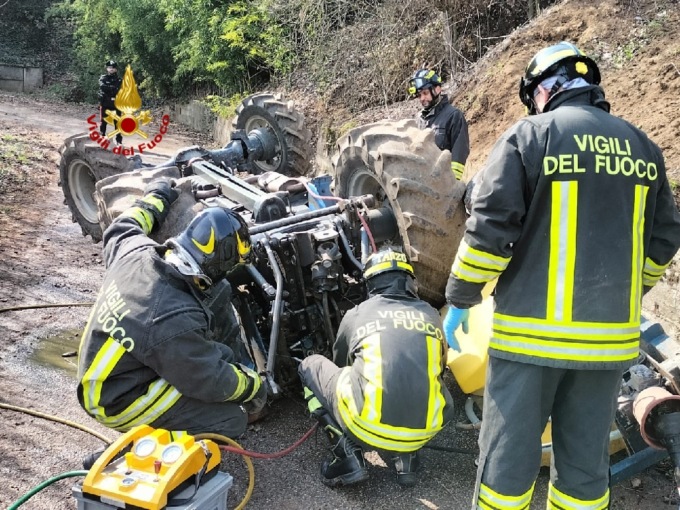 Schiacciato dal trattore: le immagini del tragico incidente sul lavoro