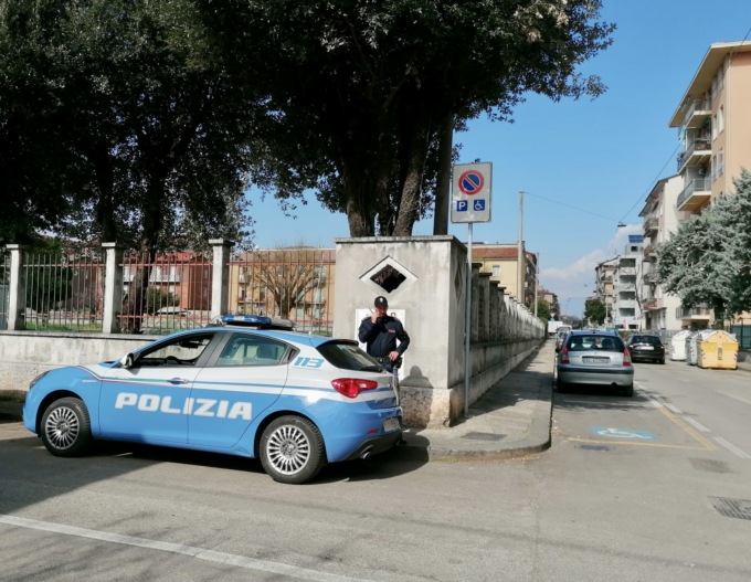 Denuncia il furto dell’auto ma il ladro lo sbeffeggia: era in giro per Verona armato e pieno di droga