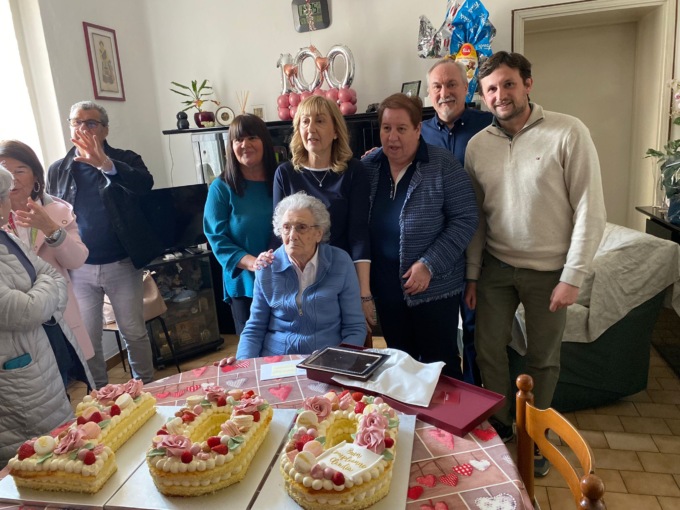 Verona, la signora Claudia spegne 100 candeline: “Una vita tra i libri”