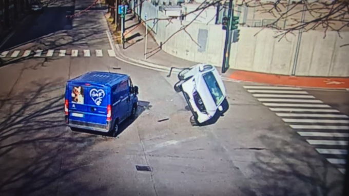 Mazda centrata in pieno da un furgone: l’incredibile foto dell’auto in bilico su due ruote