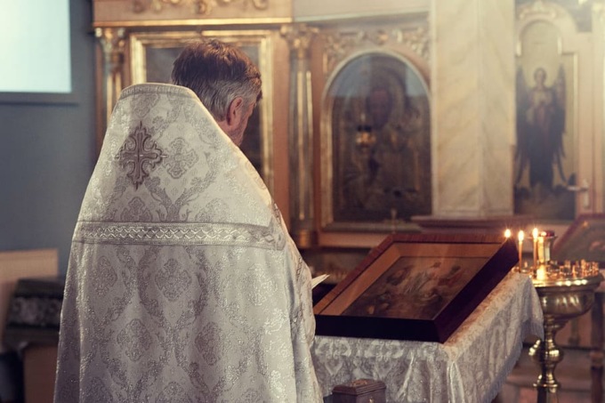 Prete ha una figlia con una donna straniera ma non vuole riconoscerla