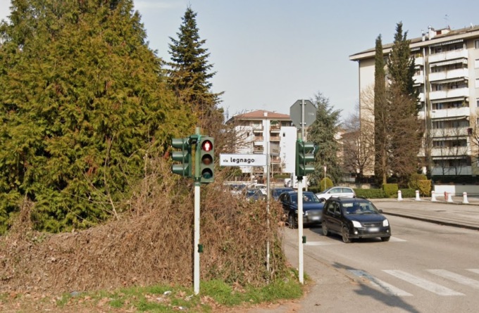Violento incidente tra due auto in via Legnago a Verona