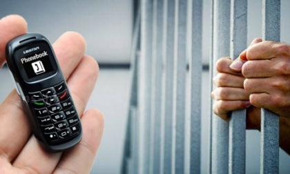 Detenuto straniero riesce a portare in cella uno smartphone (con tanto di auricolari)
