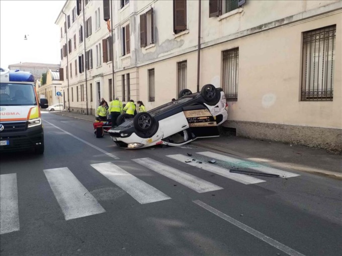 Caos sulle strade di Verona: donna investita a Santa Lucia e ribaltamento in via Saffi