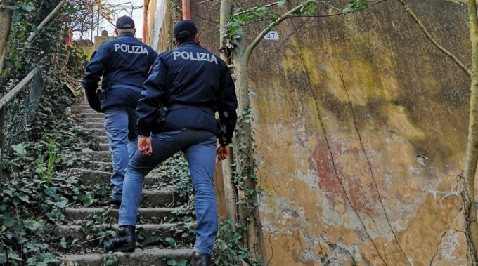 Clandestino con super smartphone beccato a bivaccare con un “compare” in un edificio dismesso