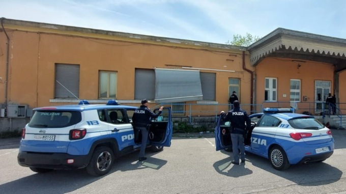 Richiedenti asilo occupano (abusivamente) uno stabile dismesso all’ex scalo merci di Verona
