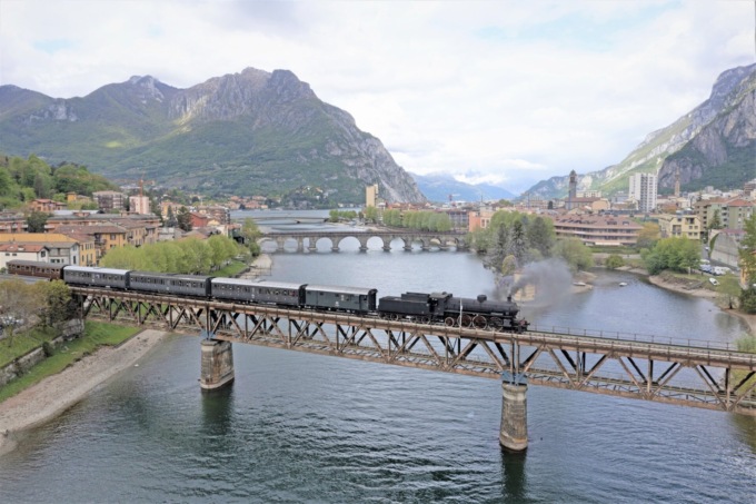 Un viaggio nel tempo a bordo della locomotiva a vapore con carrozze anni Trenta