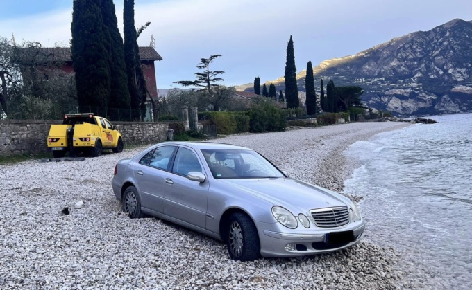 Mercedes finita nel Lago di Garda: il racconto dello chef che ha salvato il turista