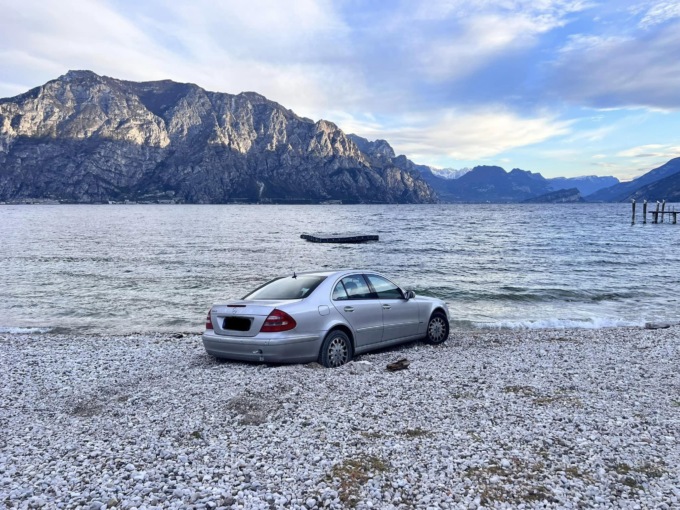 Svelato il mistero della Mercedes “anfibia” finita nel Lago di Garda