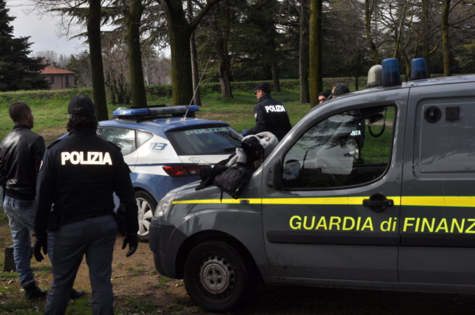 Il fiuto dell’unità cinofila non sbaglia: 20enne trovato con hashish nei pantaloni e in casa