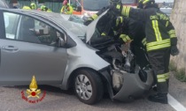 Pastrengo, le foto del tremendo schianto tra un'auto e un camion sulla SP30: due feriti, grave una 68enne