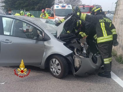 Pastrengo, le foto del tremendo schianto tra un’auto e un camion sulla SP30: due feriti, grave una 68enne