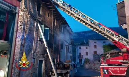 Le foto del furgone divorato dalle fiamme a Caprino Veronese
