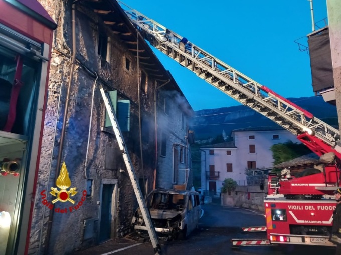 Le foto del furgone divorato dalle fiamme a Caprino Veronese