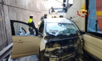 Camion contromano nel sottopasso a Verona: le foto del drammatico incidente