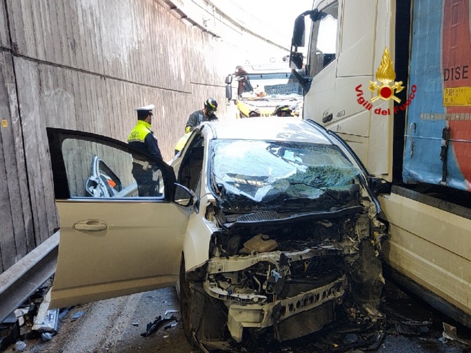 Camion contromano nel sottopasso a Verona: le foto del drammatico incidente