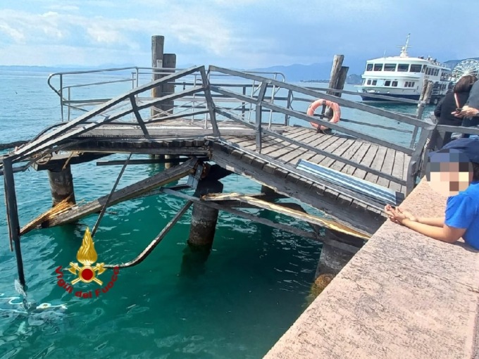 La motonave Baldo centra il pontile di Bardolino: tra i feriti anche un bambino